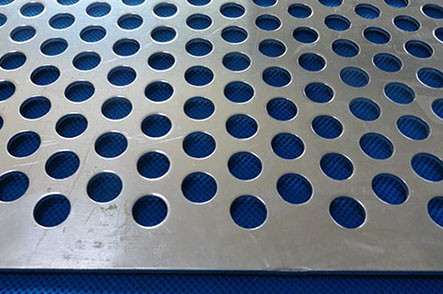 不鏽鋼(gang)沖孔網在化(hua)工業的重要(yao)性
