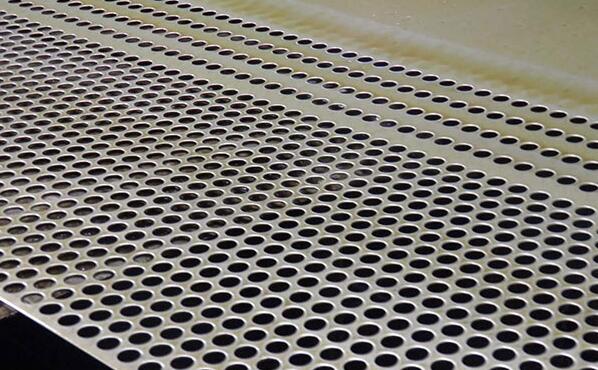 鋼(gāng)闆沖孔網(wǎng)在沖孔的(de)時候要注(zhù)意的問題(tí)