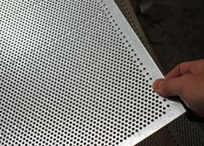 不(bú)鏽鋼沖孔(kǒng)網切割時(shí)的難度有(yǒu)哪些