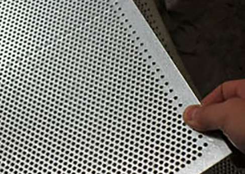 不鏽鋼沖孔(kong)網在化工業的重(zhong)要性