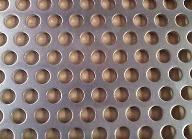 沖孔網(wang)在加工(gong)時爲什(shi)麽要塗(tú)切割液(yè)