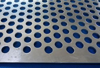 如何保證不鏽(xiù)鋼沖孔網的平整(zheng)度